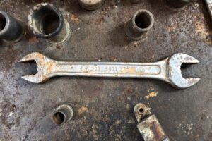 Ces outils de mécanicien oubliés dans ton garage qui réparent mieux que du neuf à 300€