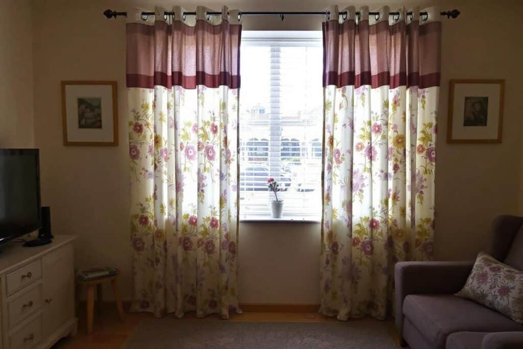 Ces rideaux faits maison changent complètement l&rsquo;ambiance d&rsquo;une pièce