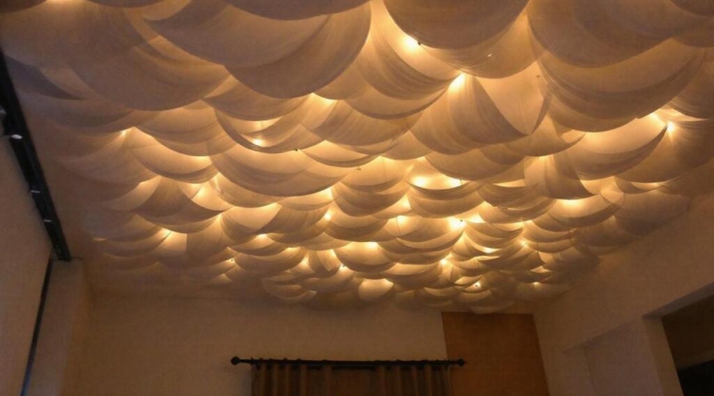Comment créer un faux plafond en nuages avec des draps de lit : le DIY qui cartonne
