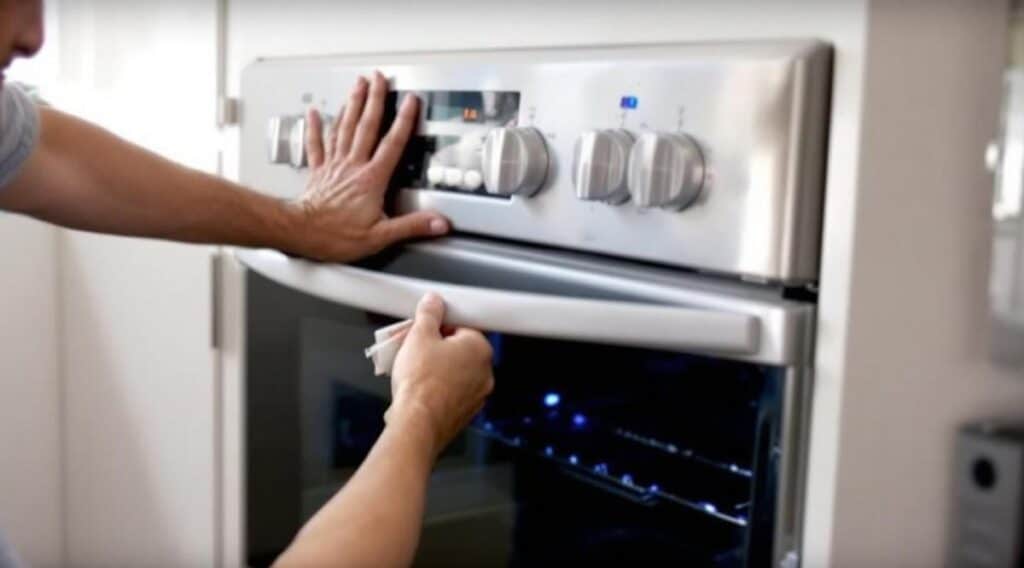 Remplacer un joint de porte de four avec du silicone alimentaire