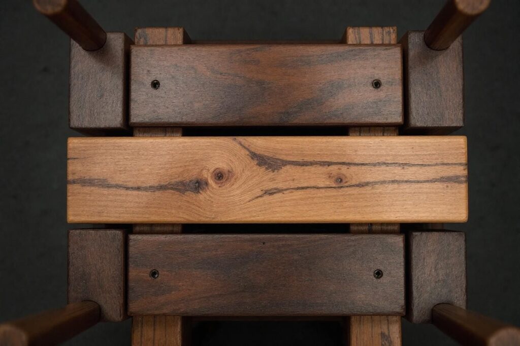 Réparer une chaise en bois cassée sans colle ni vis